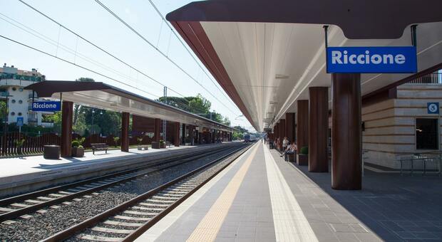 Riccione, delusione d'amore: si siede sui binari e attende il treno per essere investito. Giovane salvato dai carabinieri