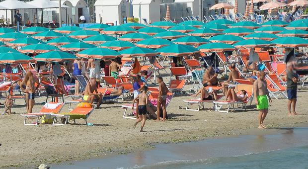 L estate in spiaggia parte il 30 aprile, cancellate le distanze per ombrelloni e lettini