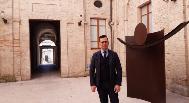 Il curatore del premio Riccardo Tonti Bandini nel cortile del Palazzo degli Scalzi