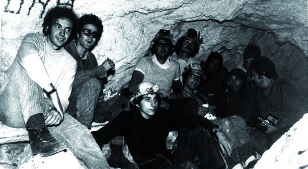 Gli speleologi del Cai di Ancona che scoprirono il 25 settembre del 1971 la Grotta Grande del Vento grazie a una fessura alta appena 20 centimetri