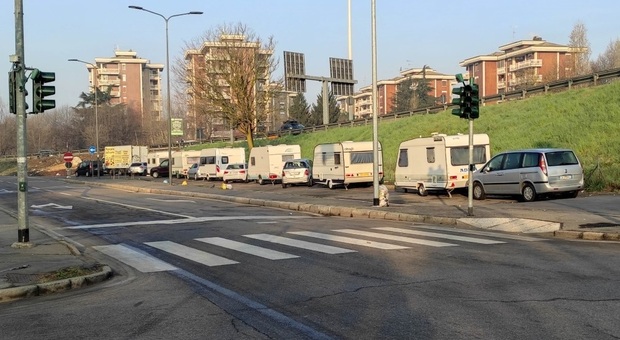 Milano, choc e degrado: carovane di rom in piena emergenza Covid