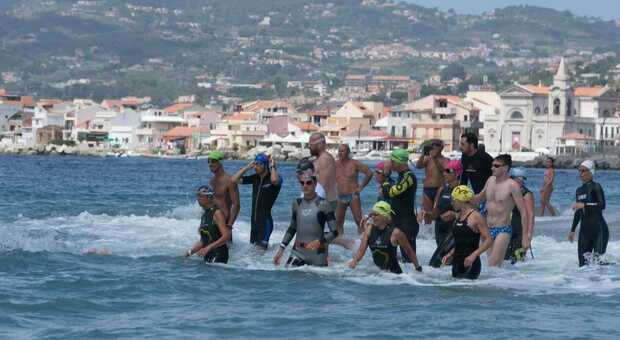 Swim for Parkinson, torna la traversata dello stretto di Messina: sfida alla malattia e raccolta fondi