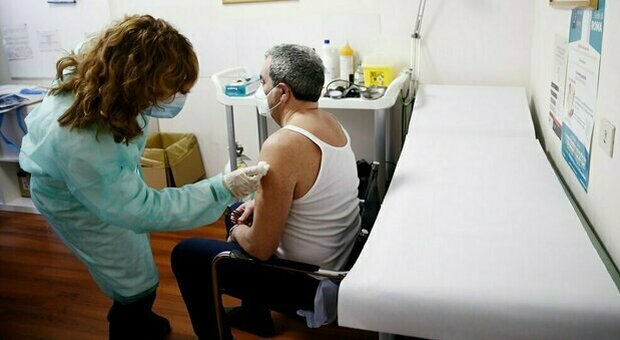 Vaccino Lazio, la lista dei centri aperti e quale farmaco utilizzano: dopo Pasqua 30mila somministrazioni al giorno