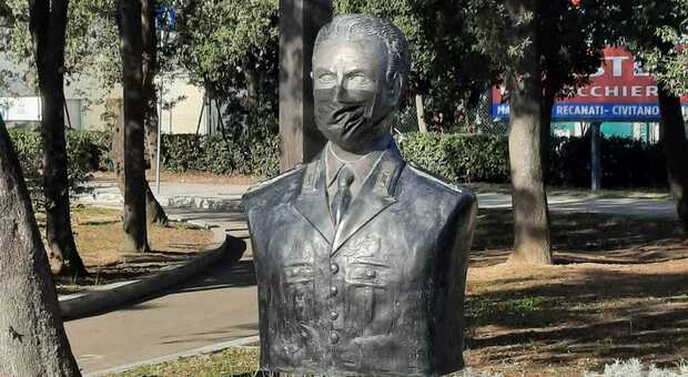 La statua del maresciallo eroe Piermanni con lo sfregio della mascherina