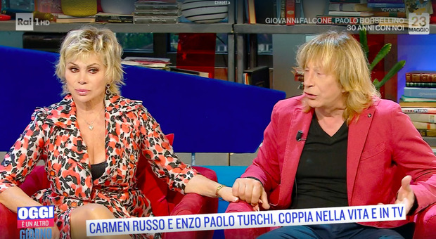 Carmen Russo ed Enzo Paolo Turchi a Oggi è un altro giorno, le lacrime per Raffaella Carrà: «Così la aiutavo con i molestatori»