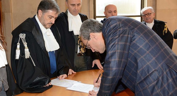 La firma d'insediamento del nuovo presidente del tribunale
