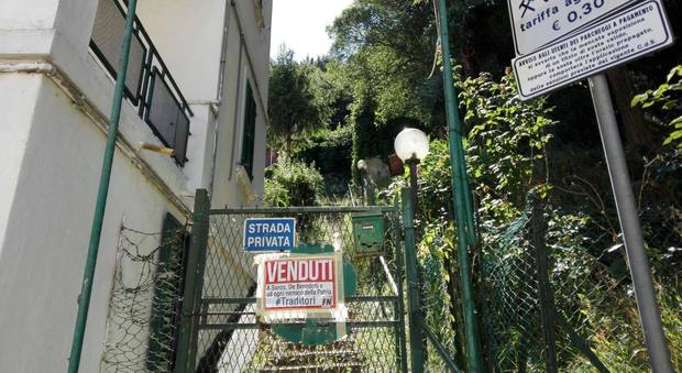 Osimo, raid nella sede del Pd dei vandali goliardi: dura risposta