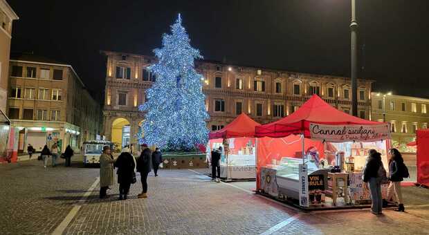 Pesaro, Natale senza luci in centro: «Il Comune è sciatto»