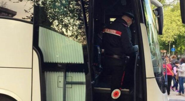 Spinetoli, extracomuninatario picchia il conducente del bus e viene arrestato dai carabinieri per lesioni e danneggiamento aggravato. Foto generica
