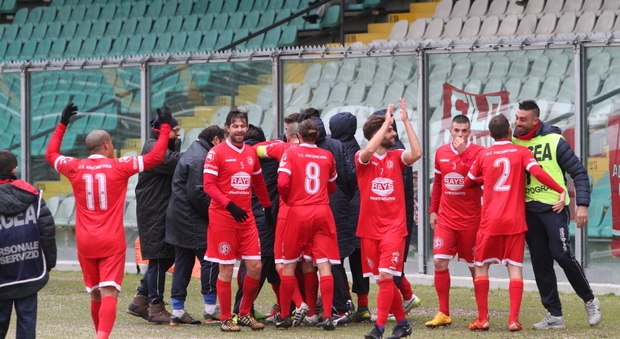 I giocatori dell'Anconitana durante l'ultima partita disputata contro l'Osimo Stazione