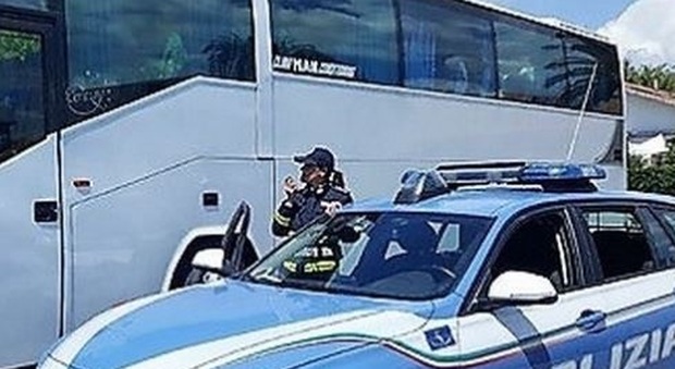 Il conducente dell'autobus è positivo all'etilometro e si è dimenticato la patente: la gita di classe non può partire