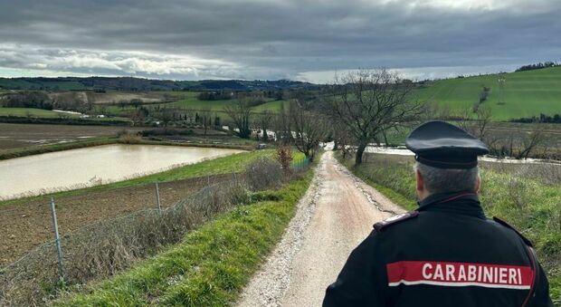 Famiglie isolate e auto fuori strada: i carabinieri al fianco della popolazione