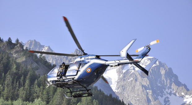 Scende dall'elicottero ma resta impigliato: maestro di sci muore dopo un volo di 400 metri