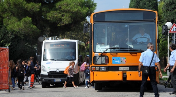 Tensione sull'autobus, arriva la polizia: due passeggeri con il biglietto della tariffa più bassa portati in commissariato