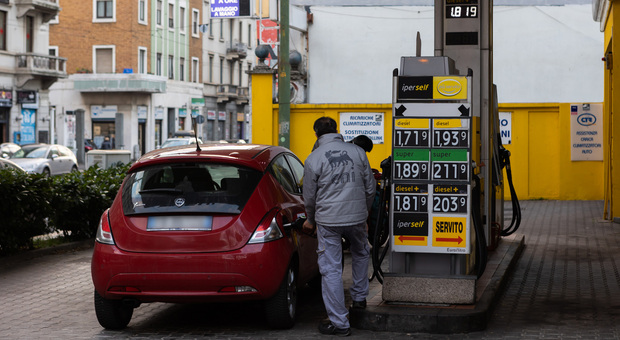 Benzina e diesel, i prezzi aumentano ancora: la verde in media sfiora gli 1,89 euro al litro