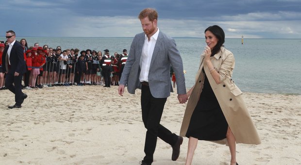Meghan Markle con Harry in spiaggia: niente tacchi ma ballerine super ecologiche
