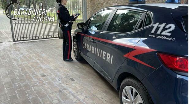 L'imbrattatore è stato individuato dai carabinieri della Tenenza di Falconara