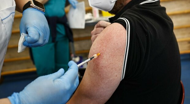 Vaccini Covid, partono domani nelle Marche le prenotazioni per la fascia 40-49 anni. Come mettersi in lista