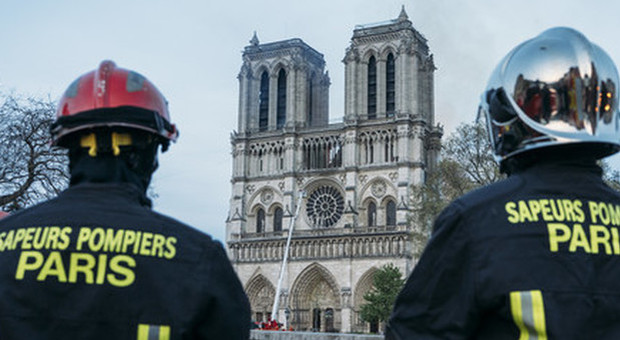 Notre-Dame, sei vigili del fuoco eroi ccusati di stupro da ragazza di vent'anni