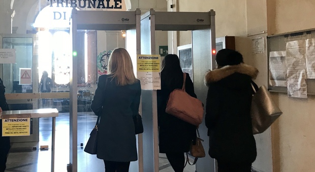 L'ingresso del tribunale di Fermo
