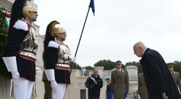 Napolitano rende omaggio al Milite Ignoto "Estremismo in Italia? Una minaccia reale"