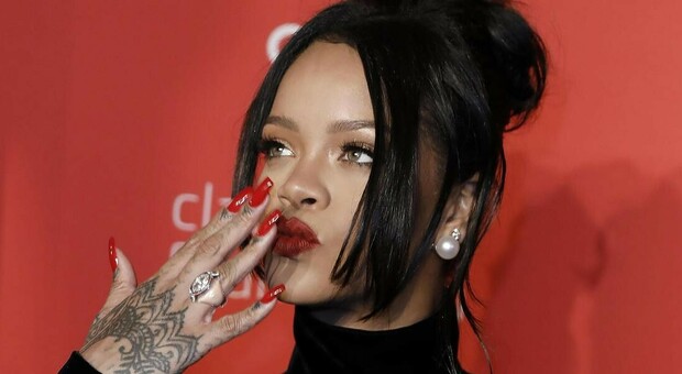 Rihanna aiuta il personale di un ristorante stellato di New York a ripulire dopo una serata tra amiche