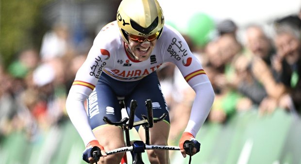 Giro d'Italia, a Izagirre la tappa a Peschici Visconti secondo e Jungels sempre in rosa