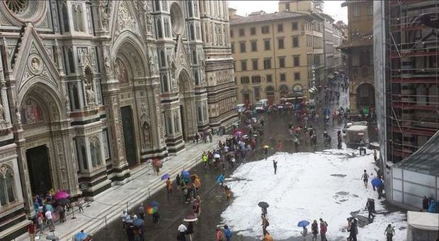 Bomba di grandine a Firenze, crollo in una scuola: cinque feriti. Musei chiusi
