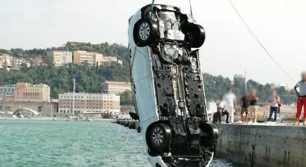 Un’auto finisce in mare, scatta l’allarme al porto: era parcheggiata ma senza nessuno a bordo