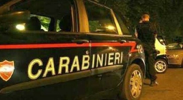 Si scaglia contro i carabinieri con un'accetta dopo l'inseguimento, ucciso a colpi di pistola