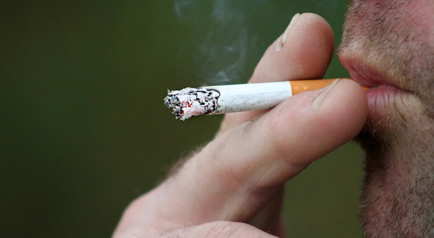 In Italia si fuma di più: a 20 anni dallo stop al fumo nei locali pubblici, fumatori di nuovo in aumento