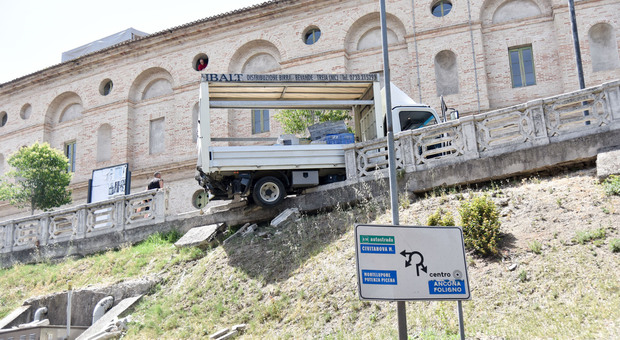 Macerata, paura di fronte allo Sferisterio: il camioncino sfonda la balaustra e rimane in bilico
