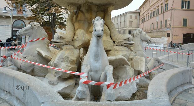 Ancona, nuovo sfregio alla fontana di piazza Roma: spaccata la pinna di un cavallo marino. Fermato un 23enne