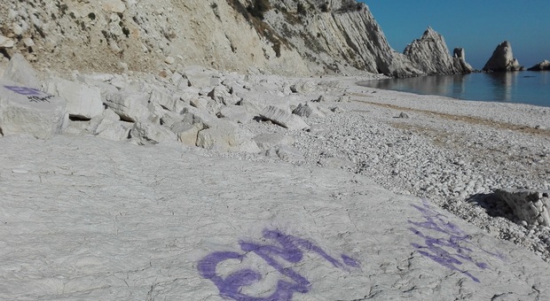 Ancona, un writer alle Due Sorelle: sfregiata la spiaggia simbolo del Conero