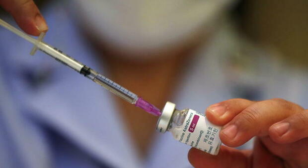 AstraZeneca, la Francia sospende la seconda somministrazione: agli under 55 un altro vaccino