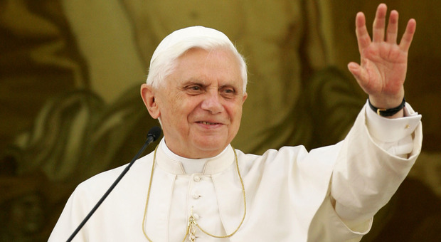 Da Benedetto XVI a Pelè, il lungo addio mediatico