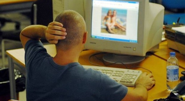Macerata, video e foto pedopornografici nel computer: denunciato dalla moglie