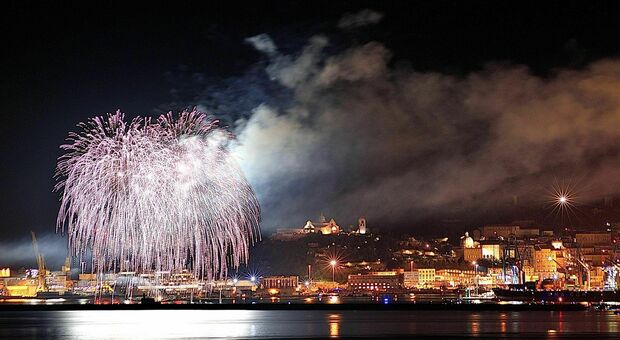 I fuochi d'artificio dopo la processione delle barche che ha dato il via alla Festa del Mare: centro e porto gremiti