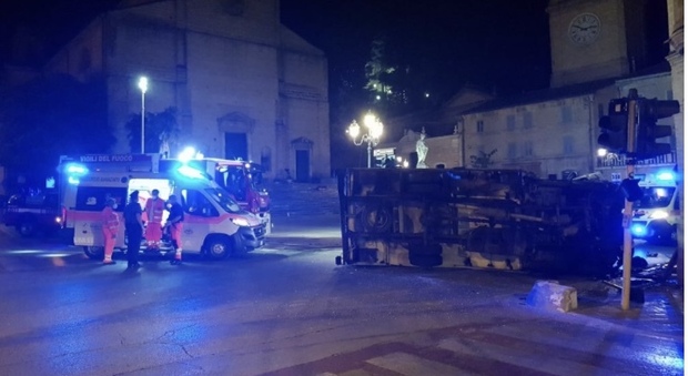 Porto San Giorgio, schianto tra auto e furgone all'incrocio col semaforo lampeggiante: tre feriti, uno portato a Torrette