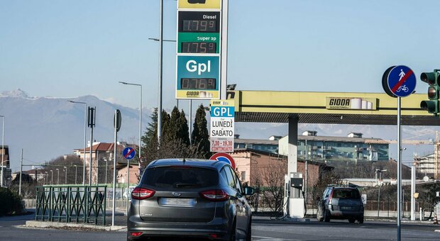 Benzina, il decreto: sanzioni fino a 6mila euro ai benzinai che non espongono i prezzi, dopo la terza multa stop all'attività