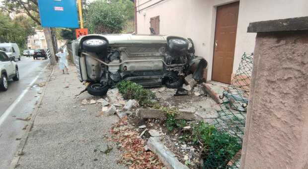Incidente a Castelfidardo, perde il controllo dell'auto e si schianta contro un portone di casa: miracolo, nessun ferito