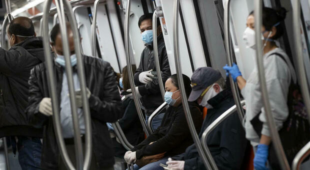 Dottoressa litiga in metro con manifestanti 'no green pass'. Uno di loro la aggredisce con una testata