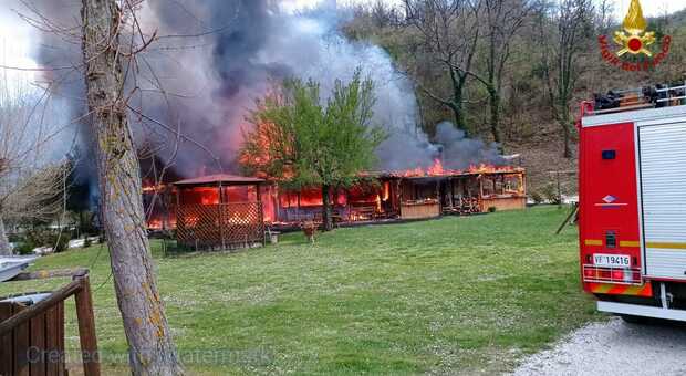 Furioso incendio, esplodono anche le bombole di gas: distrutto il ristorante "Il Lago"