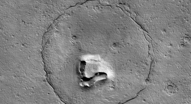 Una faccia su Marte. Il web: «E' dell'orso Juan Carrito»
