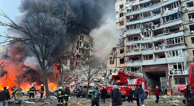 Ucraina, nuovo raid russo su tutto il Paese: esplosioni a Kiev, a Dnipro colpito un condominio