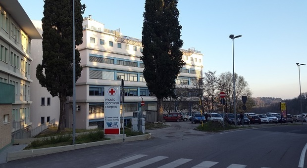 Urbino, arrivano medici e infermieri: un nuovo reparto "filtro" per rendere l'ospedale "No Covid"