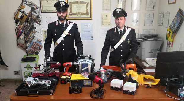 La refurtiva è in vendita su internet, ma i carabinieri arrivano prima: acciuffato il ladro