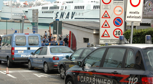 Ancona, ruba un cellulare al bar: carabinieri fermano traghetto per prenderla
