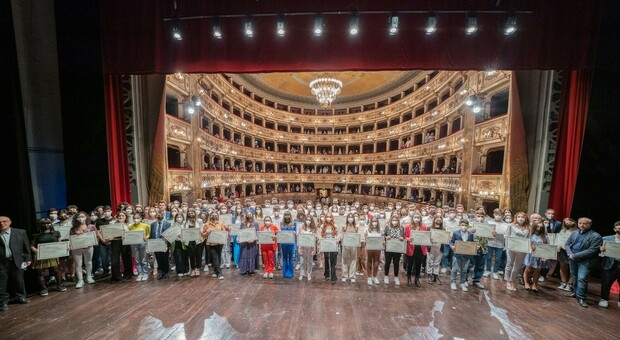 Pagella d'Oro, grande festa con la Carifermo al Teatro dell'Aquila. «Cari ragazzi, siete i paladini della cultura»