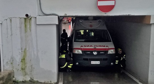Civitanova, sottopasso-trappola: resta prigioniera un'ambulanza col paziente